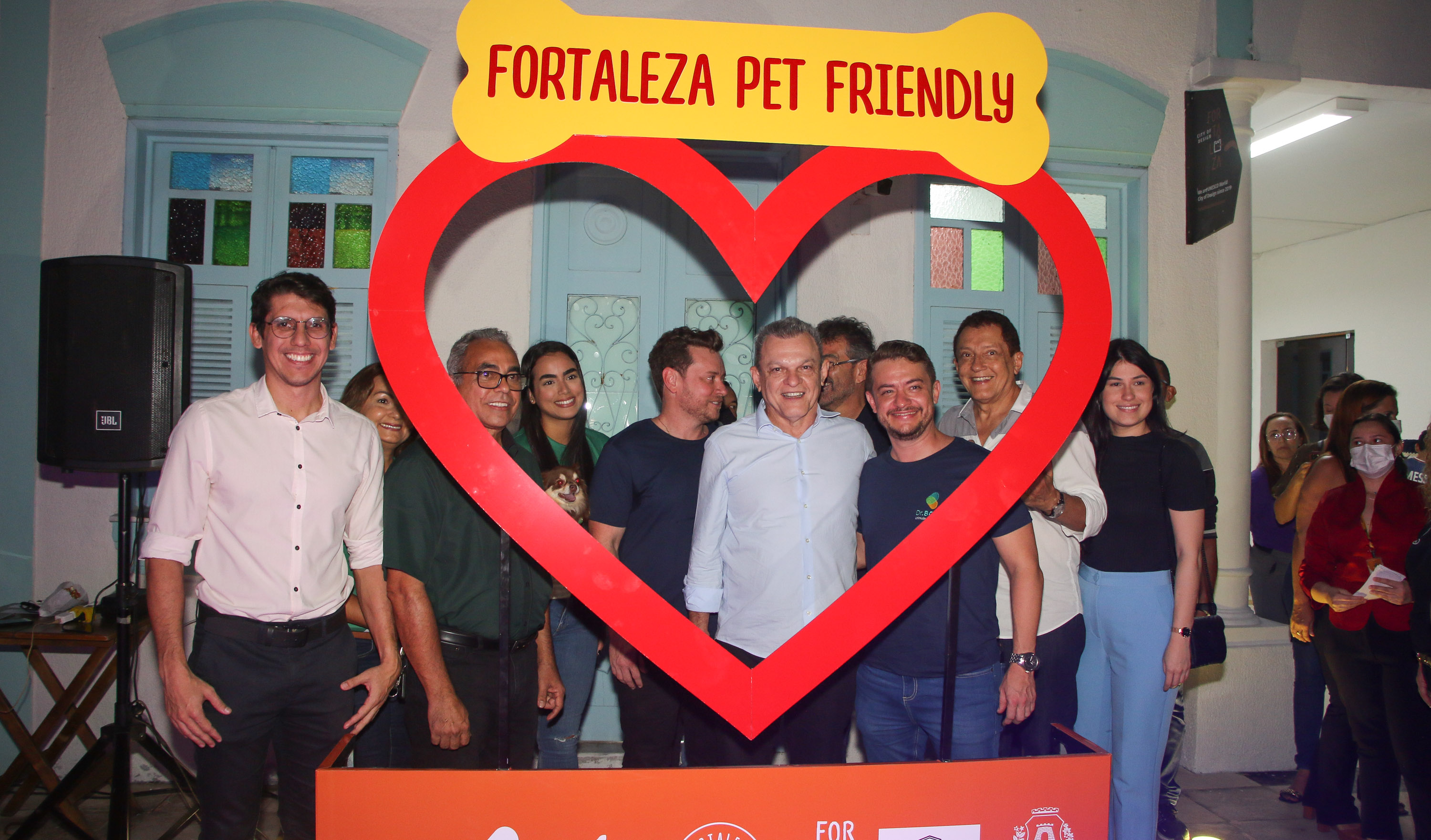 prefeito posa no letreiro pet friendly